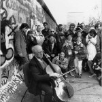 Rostropovich_at_the_Wall